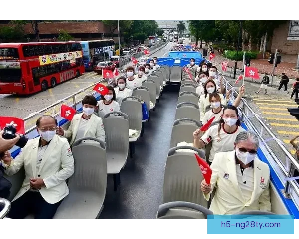 奥运选手敞篷巴士游行 上百公众于乌节路冒雨欢呼